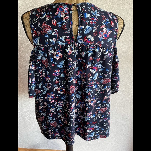 ⭕️Eyeshadow Shoulder-less Blouse w/sleeve. Size xl - Picture 2 of 5